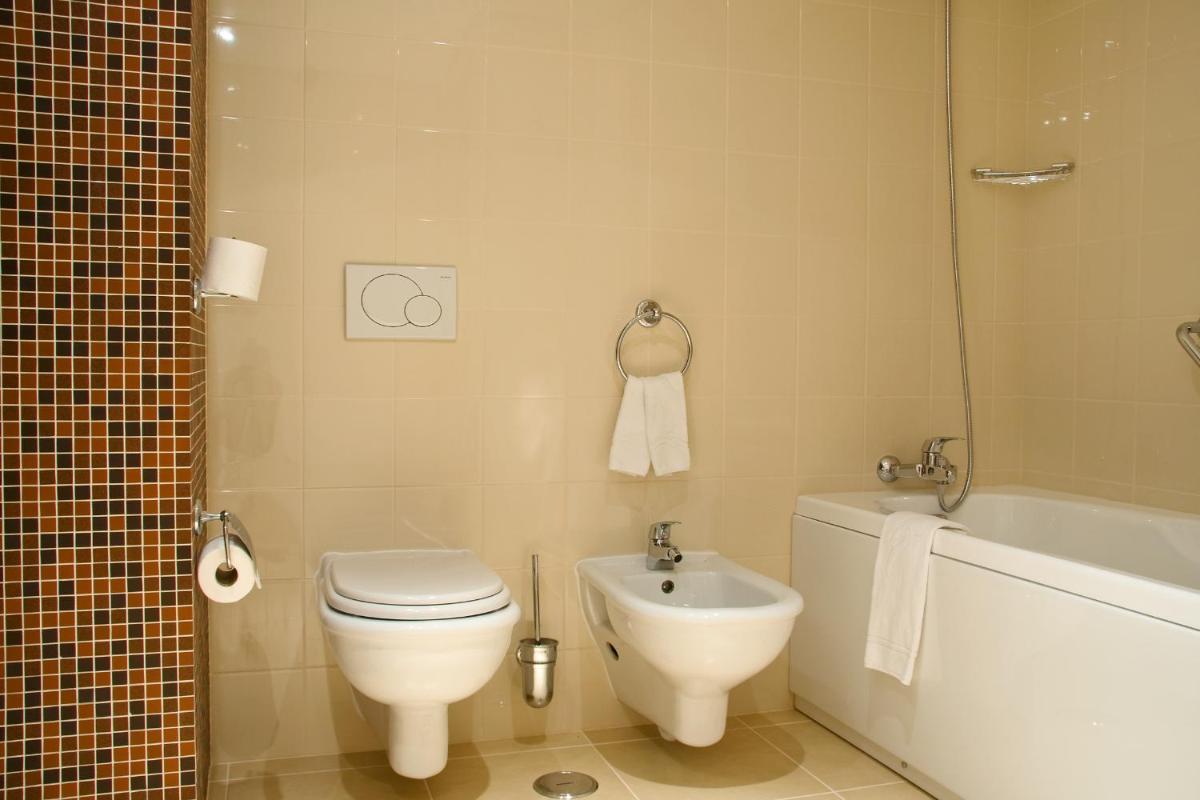 Uma casa de banho em Monte Gordo Hotel Apartamentos & Spa