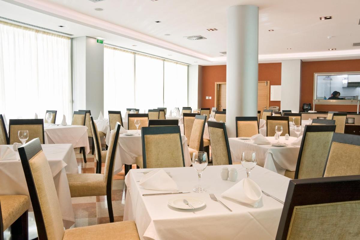 Um restaurante ou outro lugar para comer em Monte Gordo Hotel Apartamentos & Spa