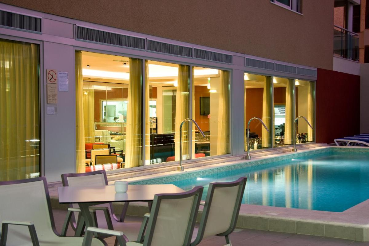 A piscina em ou perto de Monte Gordo Hotel Apartamentos & Spa