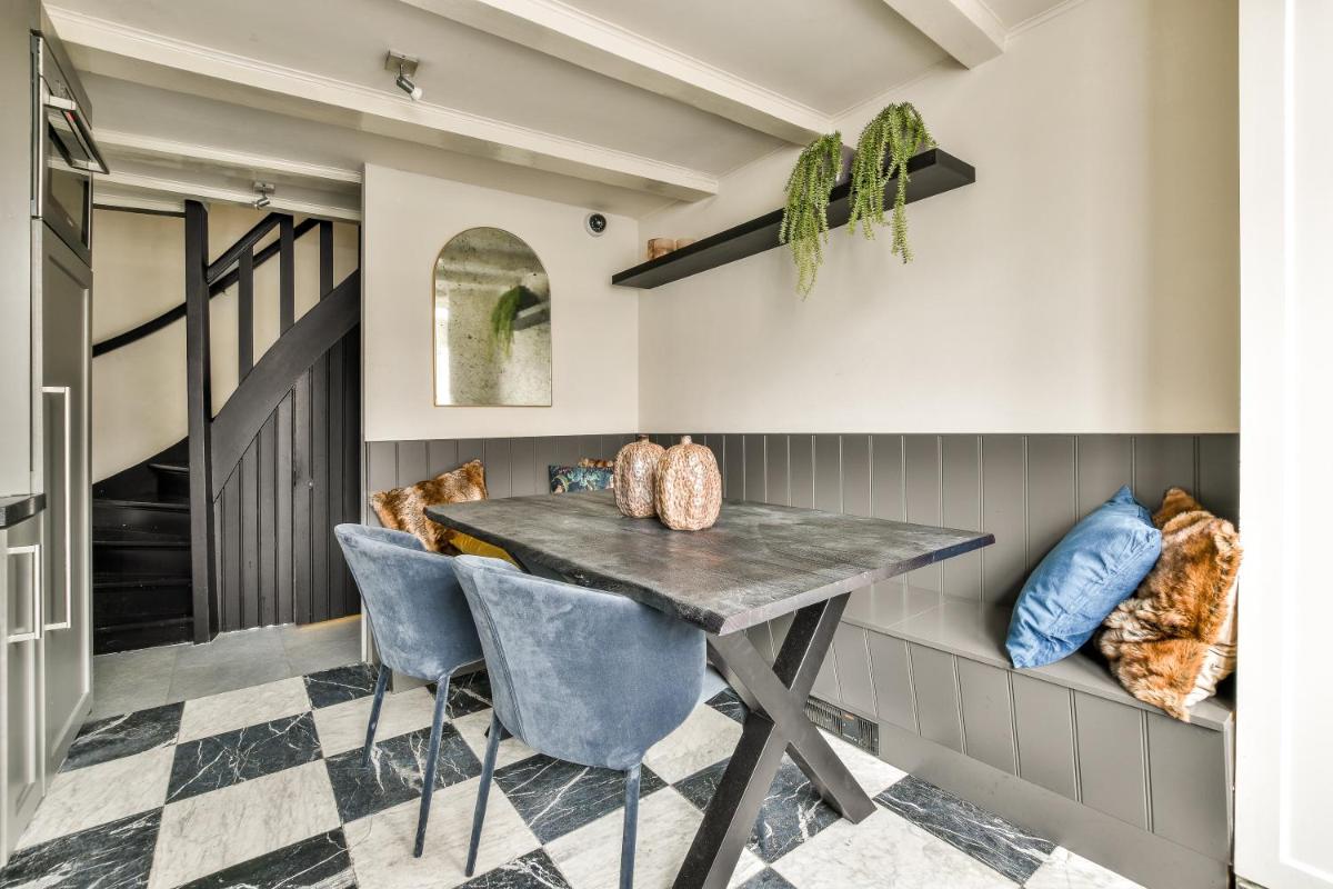Spiegelgracht Apartments with Canal View - Housity