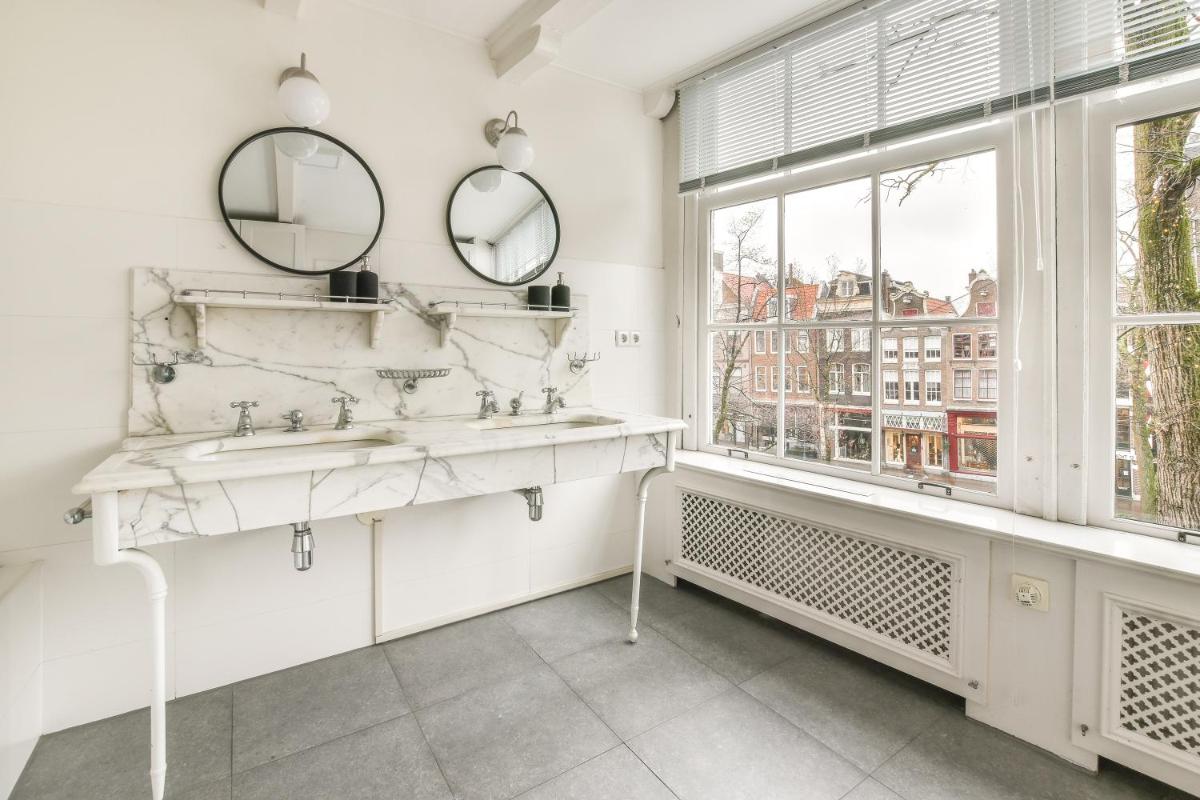 Spiegelgracht Apartments with Canal View - Housity