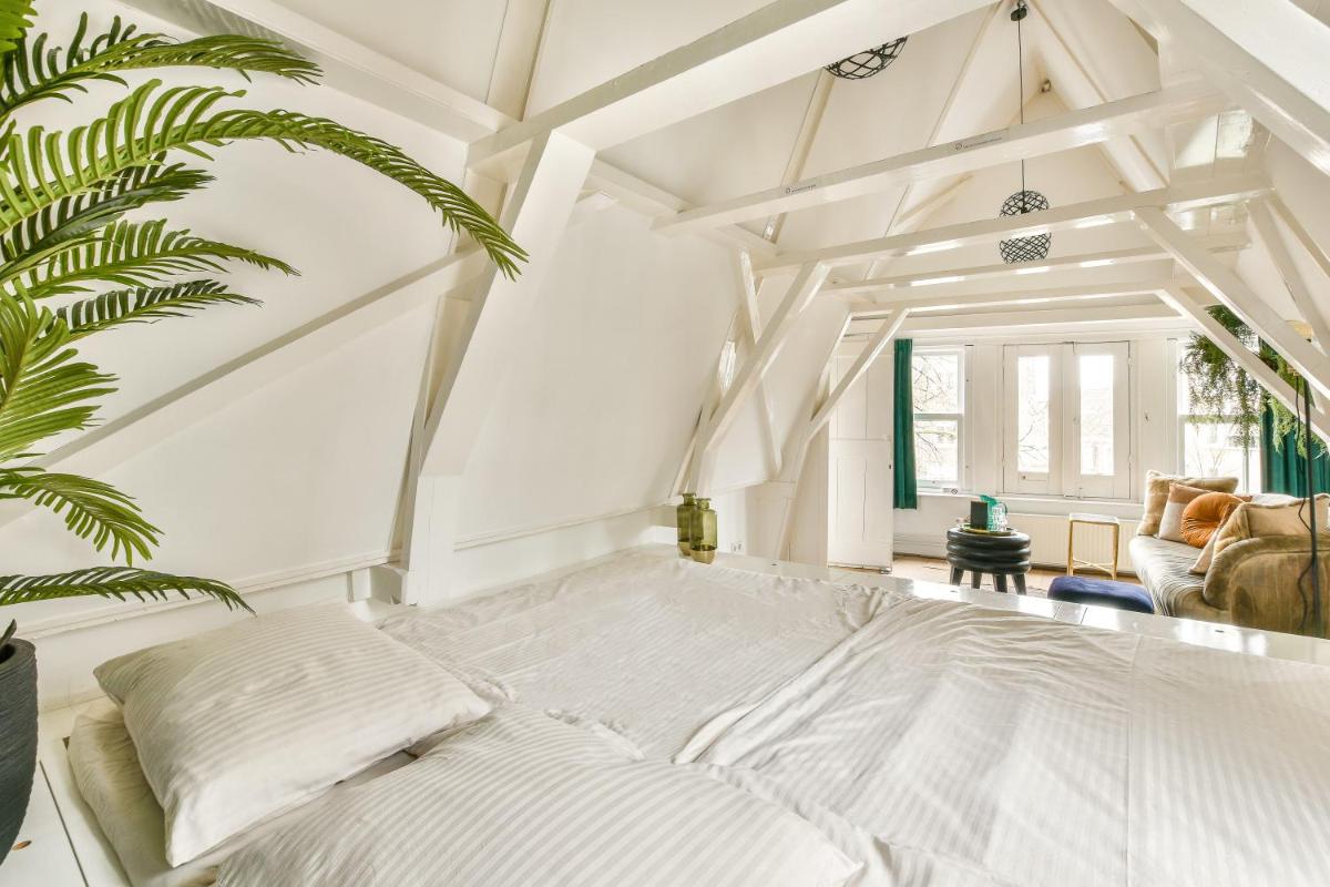 Spiegelgracht Apartments with Canal View - Housity