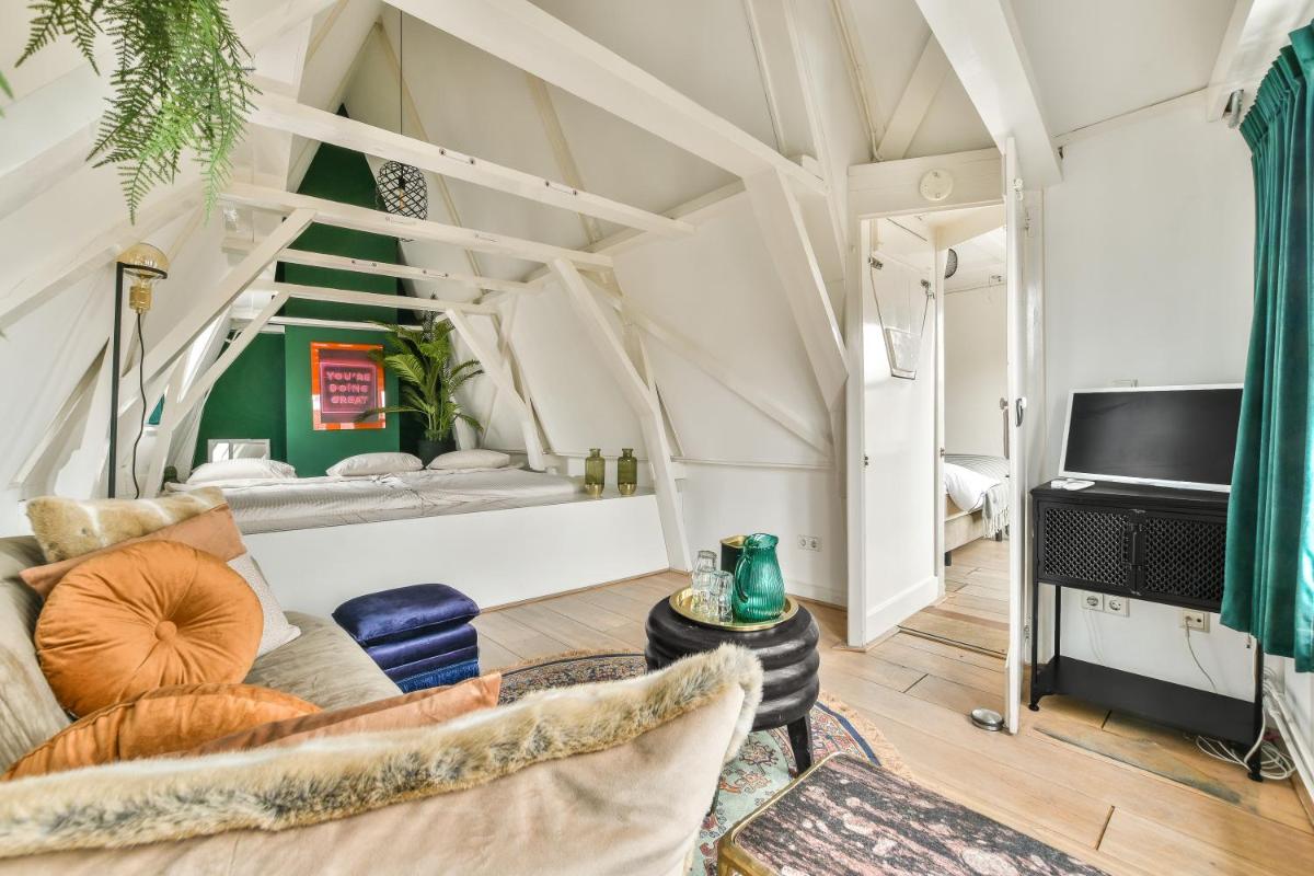 Spiegelgracht Apartments with Canal View - Housity