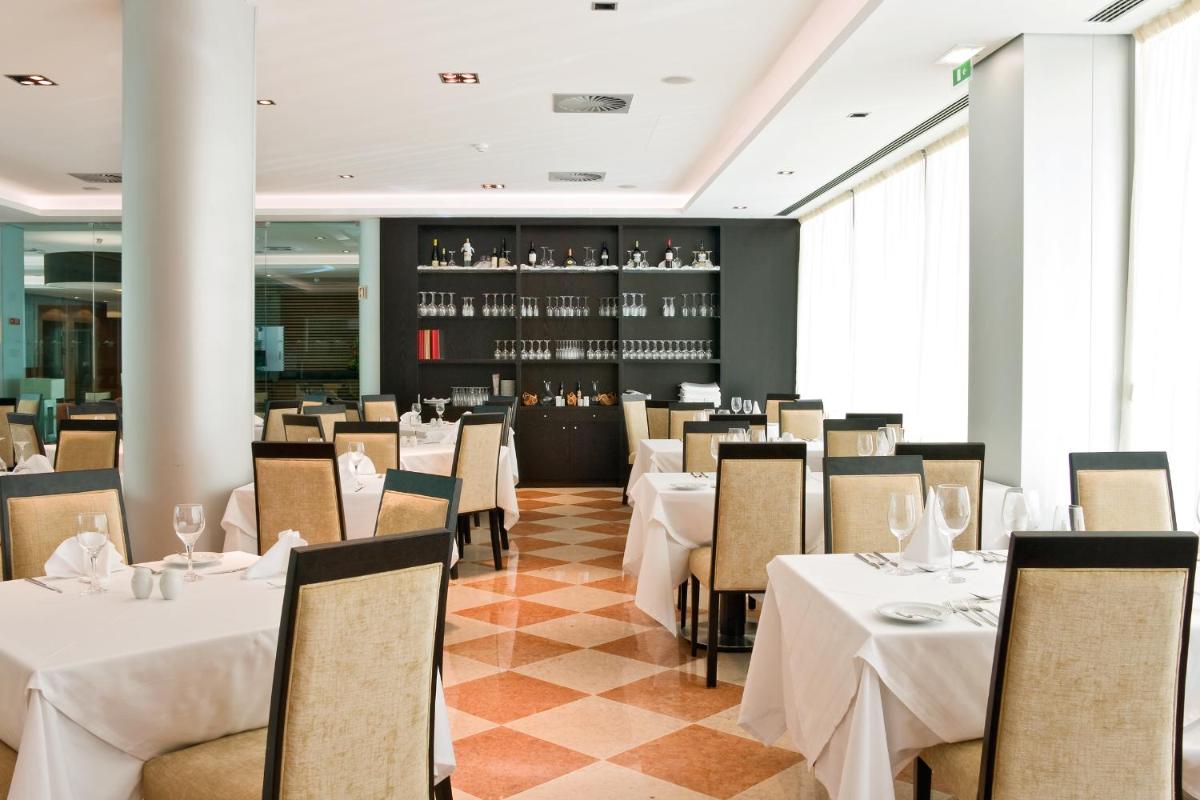 Um restaurante ou outro lugar para comer em Monte Gordo Hotel Apartamentos & Spa