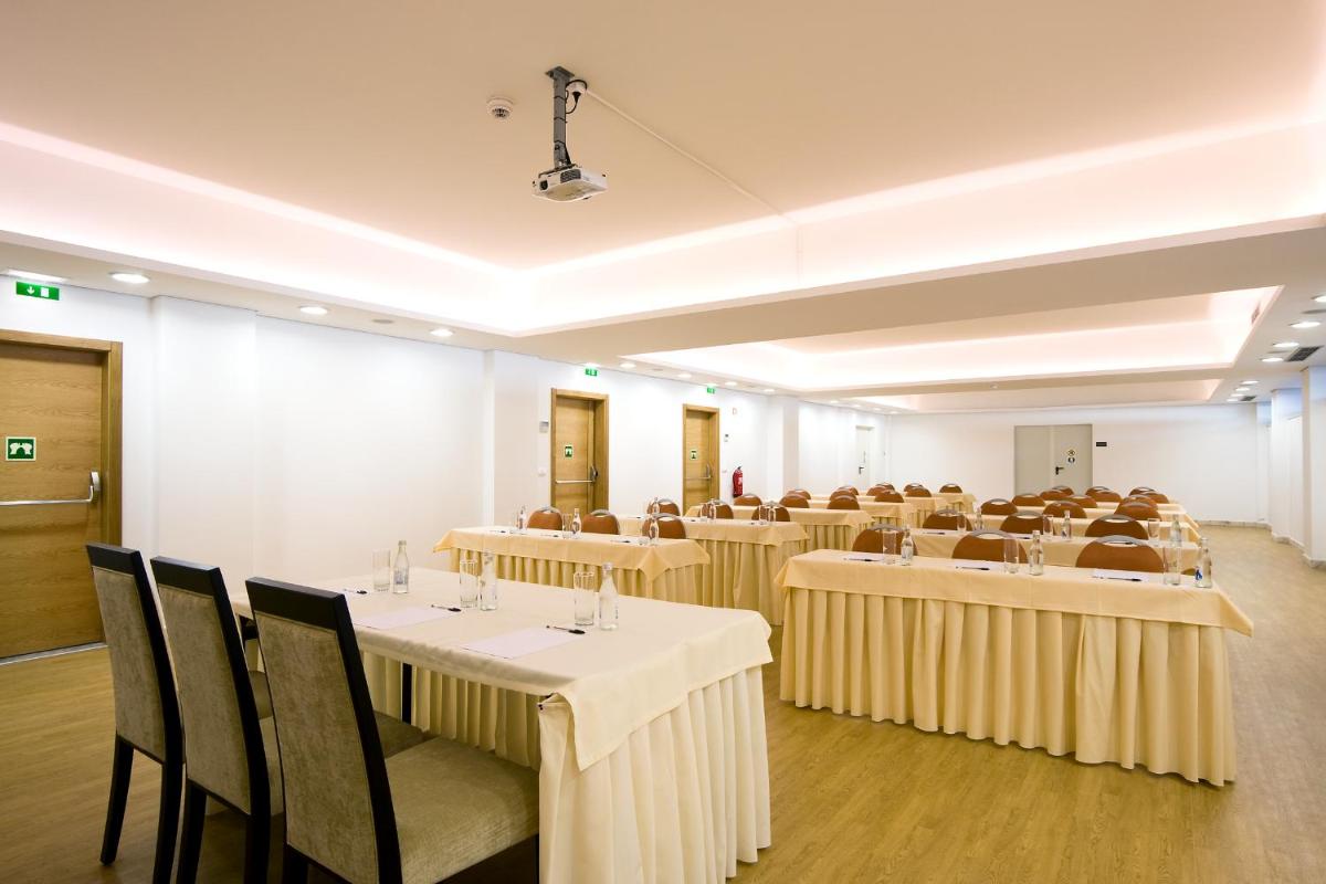 A área empresarial e/ ou a sala de conferências de Monte Gordo Hotel Apartamentos & Spa