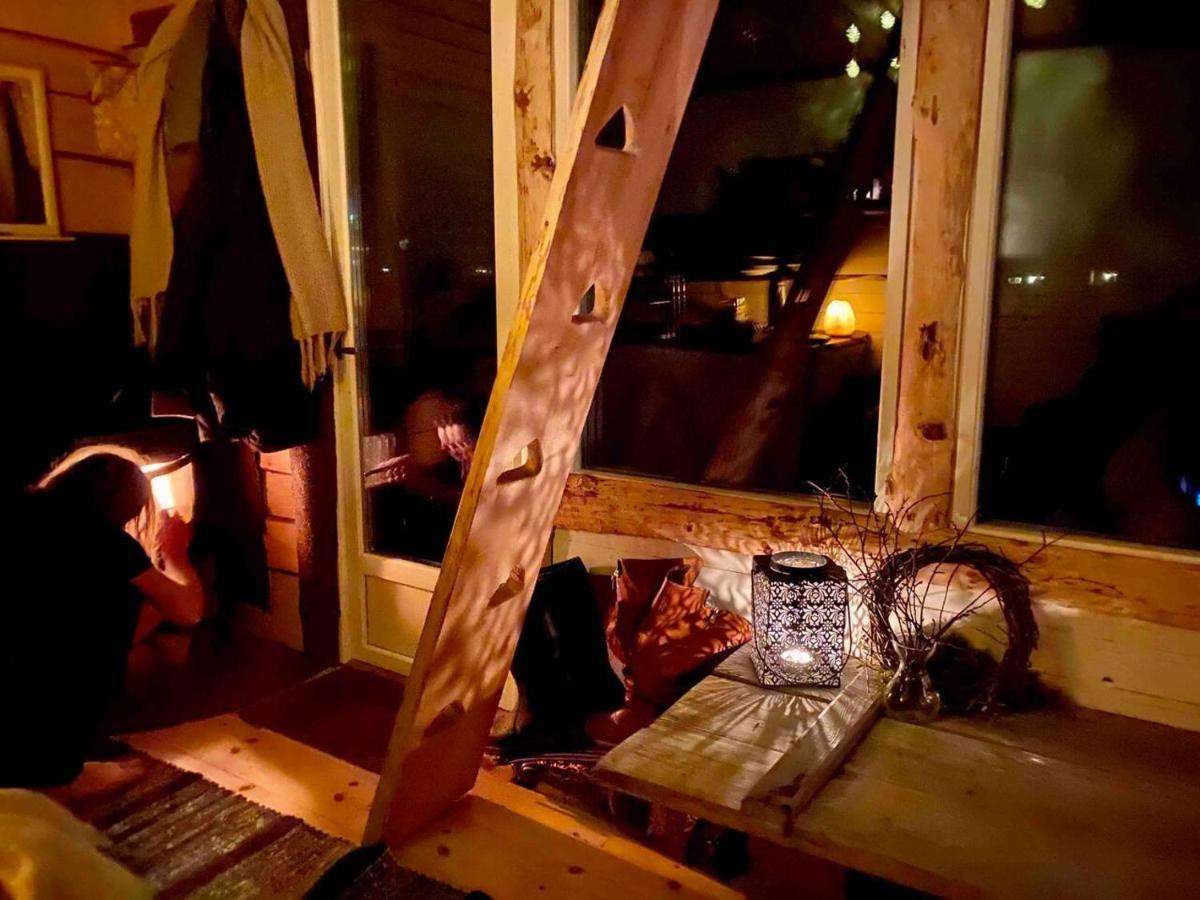 Romantic Cabin right on the lake with fire place - Housity