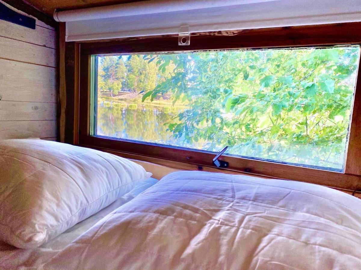 Suitetrails - Romantic Cabin right on the lake with fire place