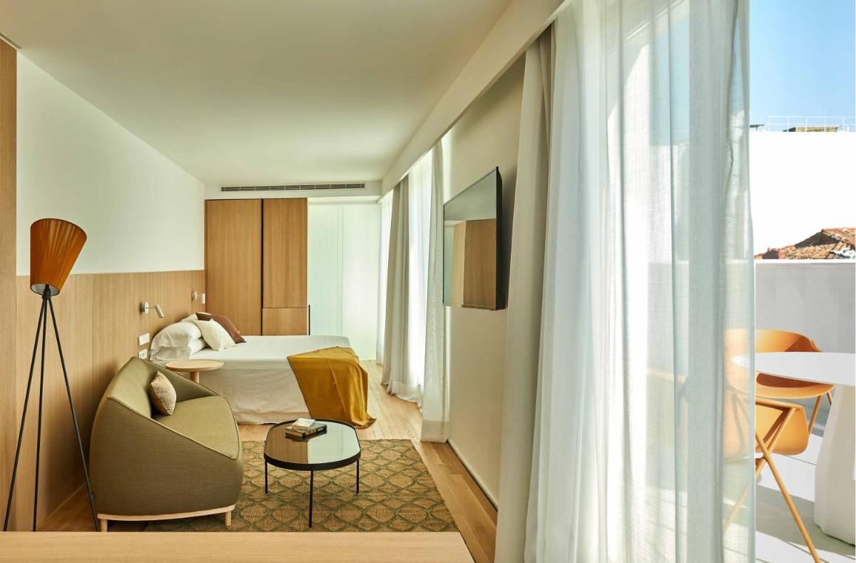 60 Balconies Iconic - Housity