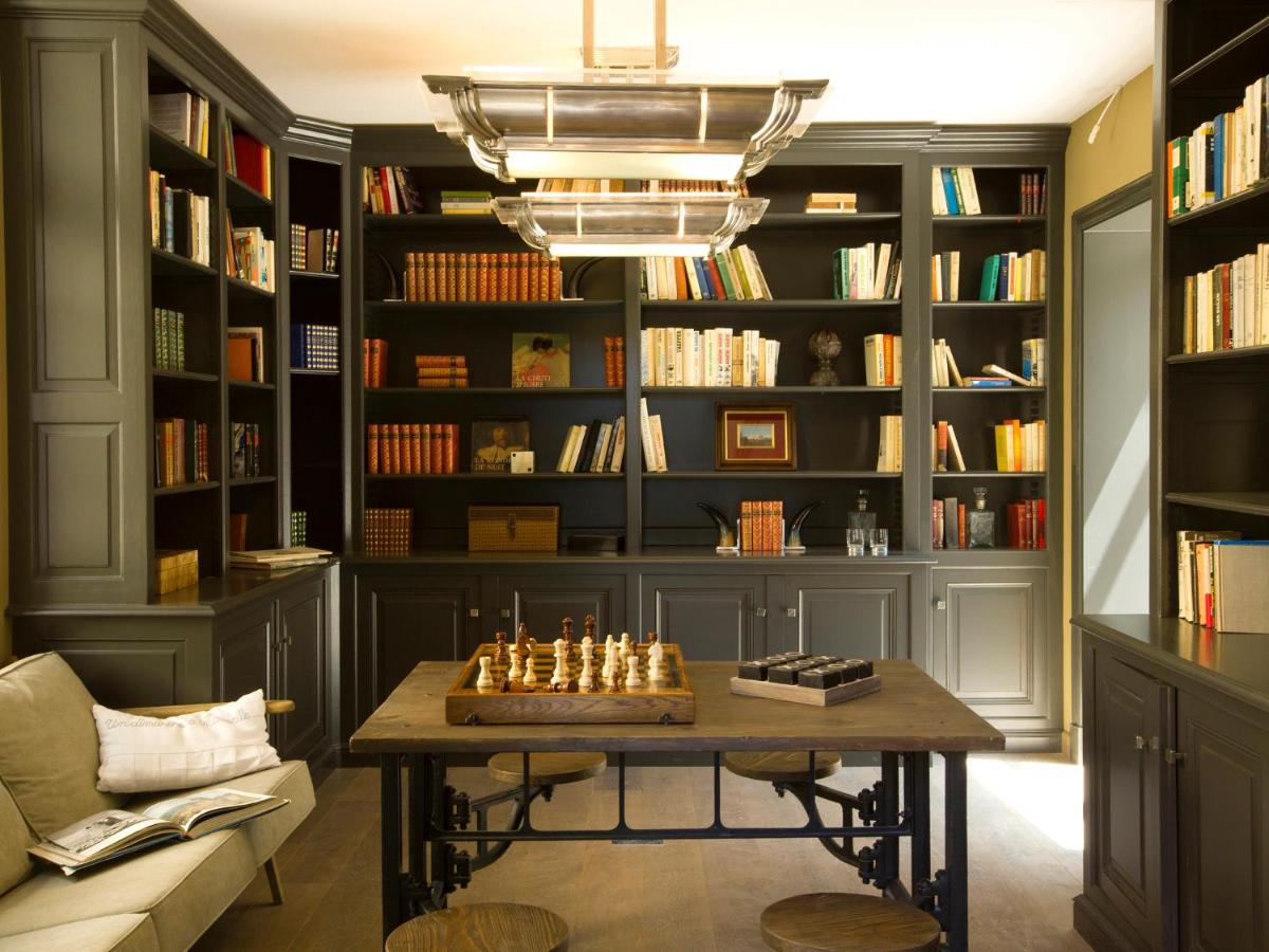 Bibliothèque dans l'hôtel