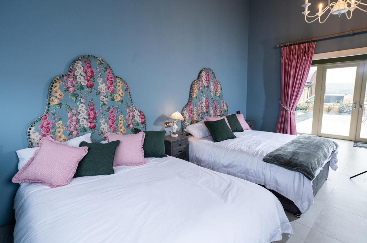 The Sperrin Haven with Hottub and Sauna sleeps 8 - Housity