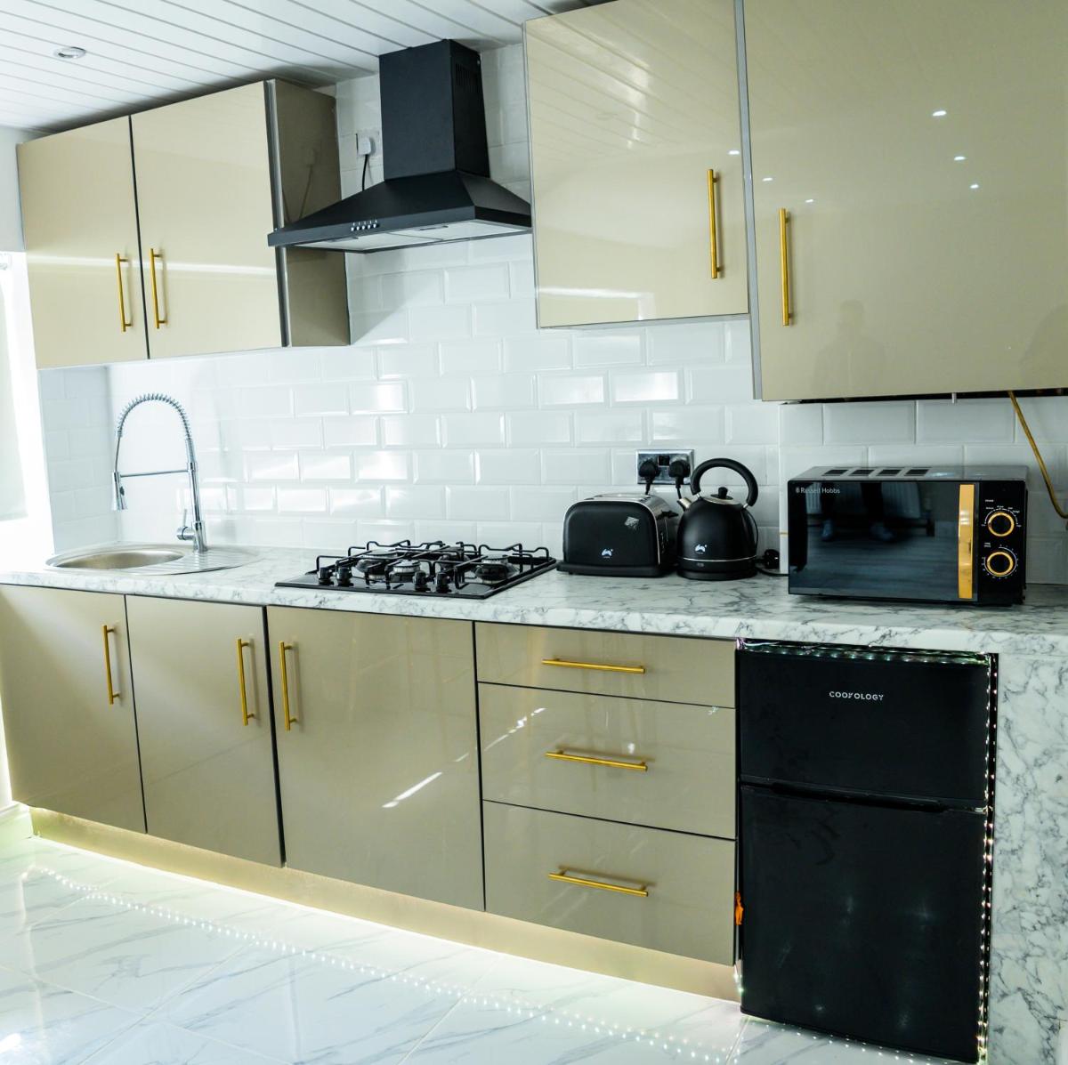 Inviting 1-Bed House in Bradford - Housity