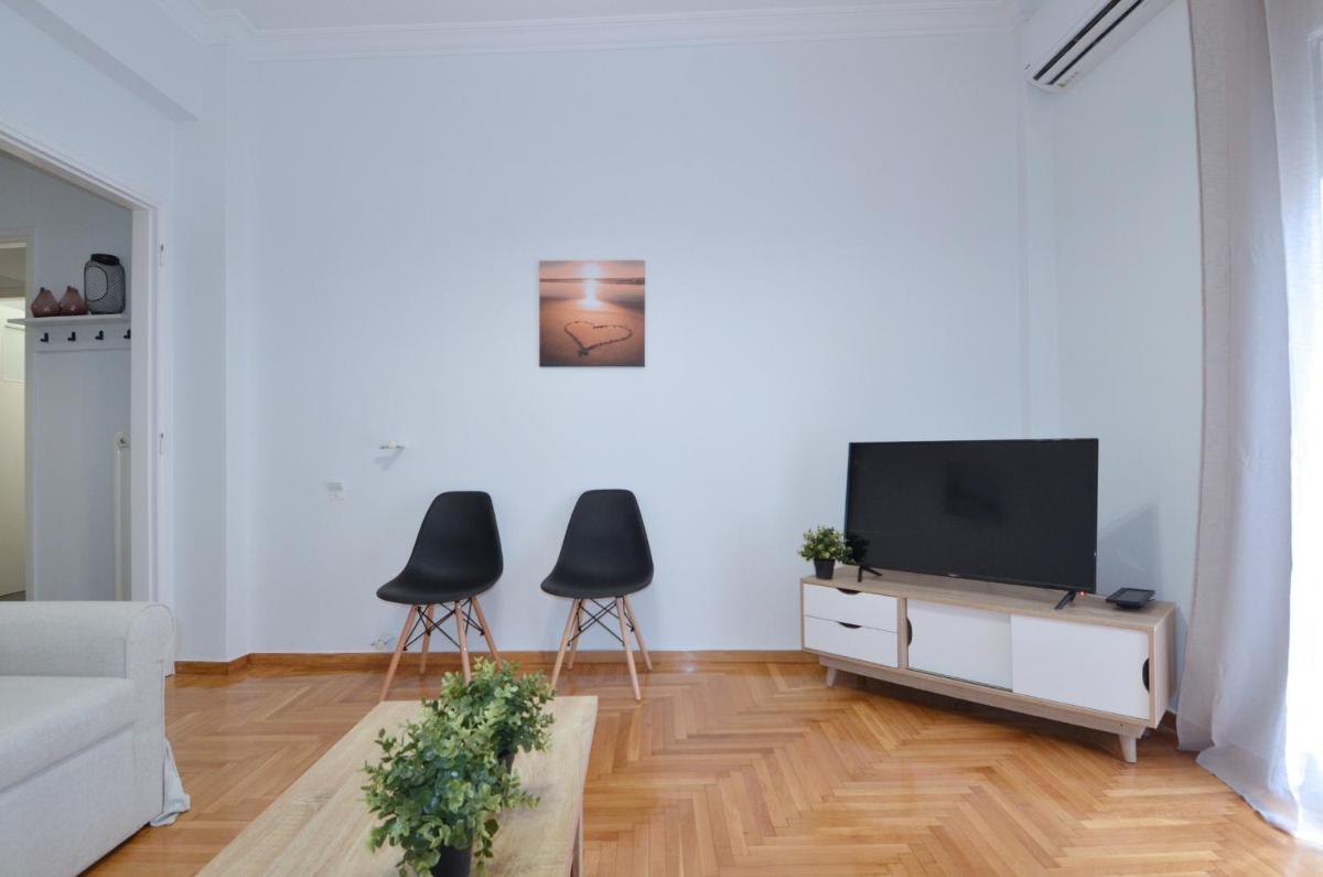 Suitetrails - A big lovely sunny apartment at Plateia Koliatsou, Patmou