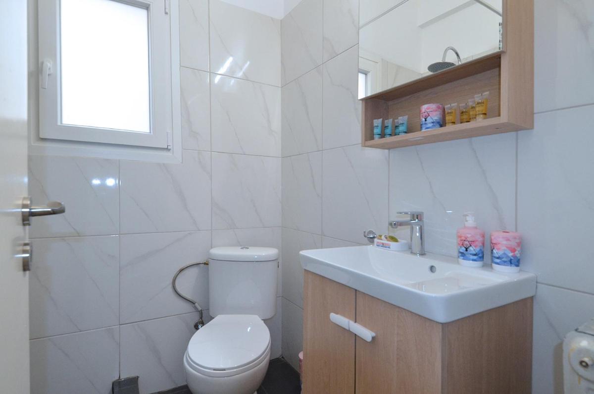 Suitetrails - A big lovely sunny apartment at Plateia Koliatsou, Patmou