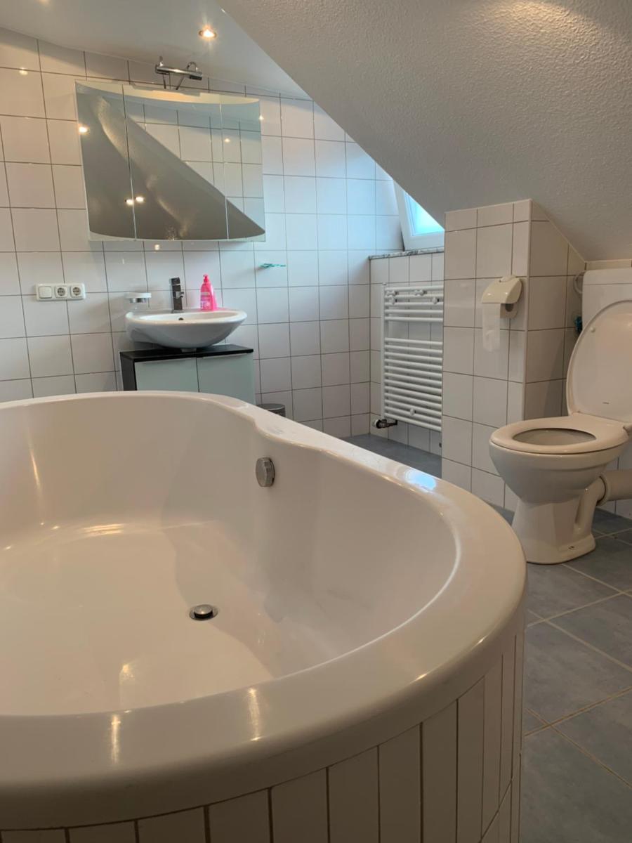 Suitetrails - 3 Room Apartment in Wiesbaden