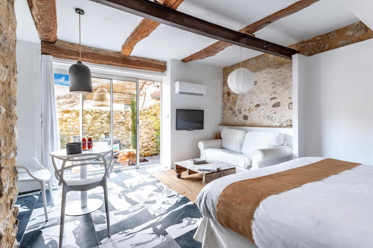une chambre avec un lit, une table et un canapé dans l'établissement DODO etc, à Nyons
