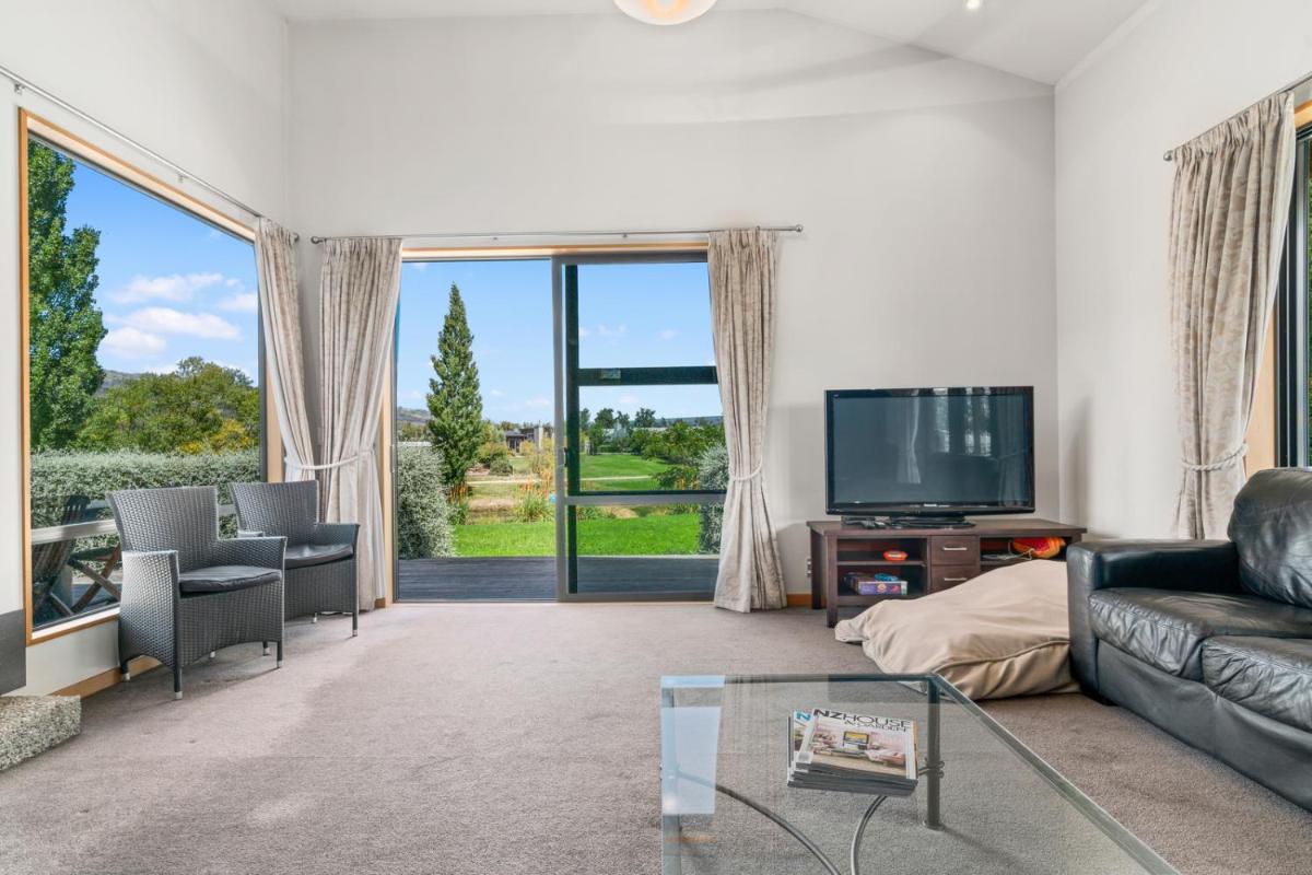 Edgewater Escape - Cromwell Holiday Home - Housity