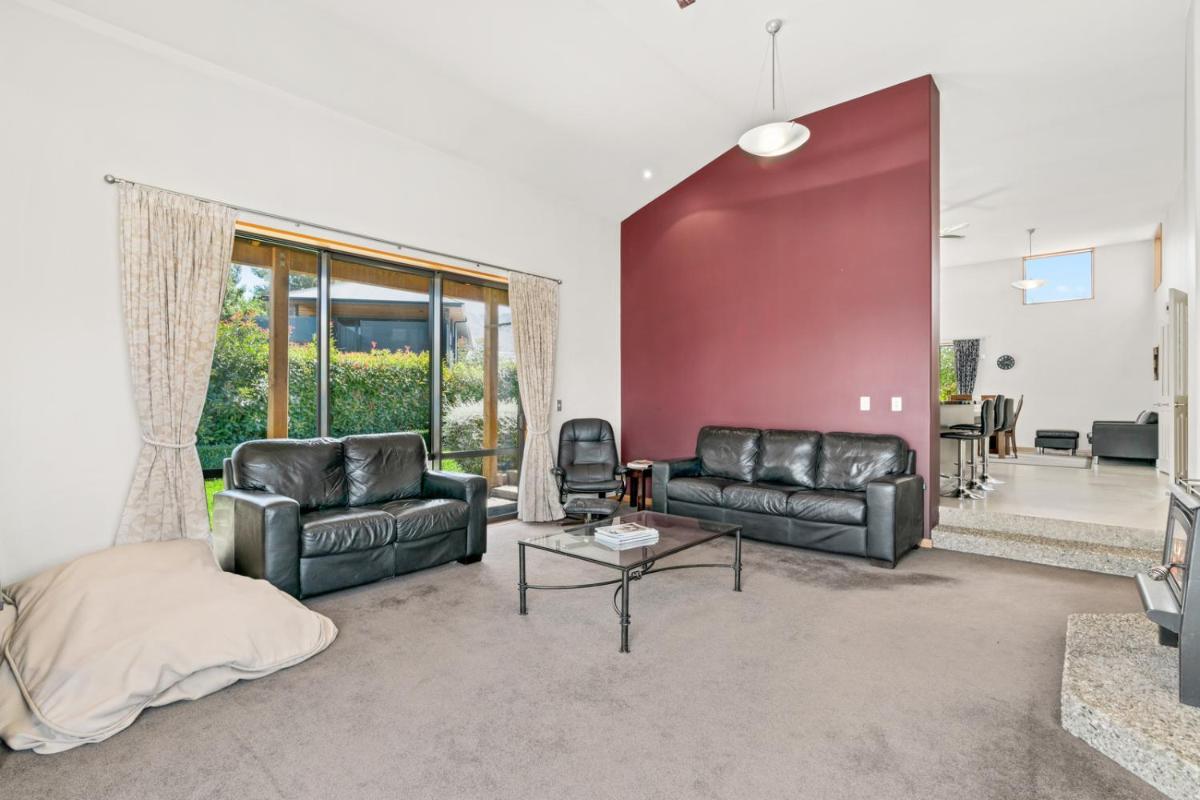 Edgewater Escape - Cromwell Holiday Home - Housity