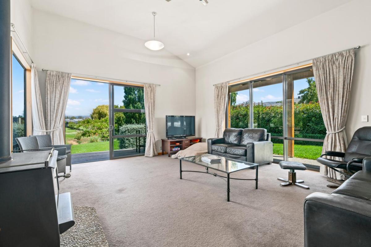 Edgewater Escape - Cromwell Holiday Home - Housity