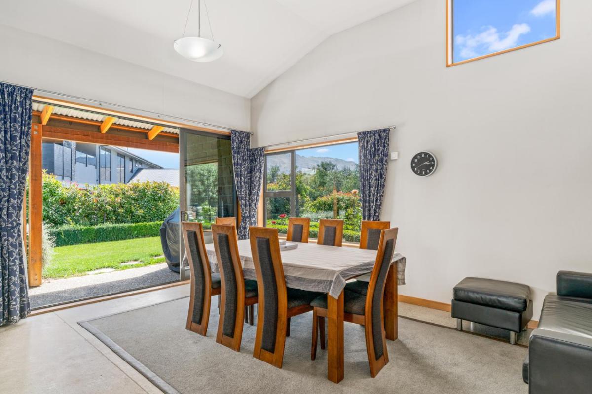 Edgewater Escape - Cromwell Holiday Home - Housity