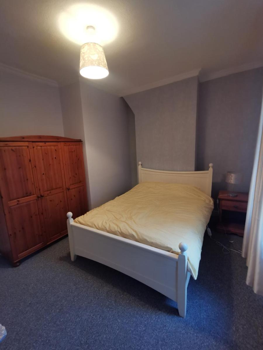 Parkside House 3 bedroom 2 bathroom. parking. - Housity