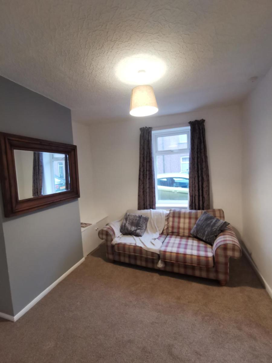 Parkside House 3 bedroom 2 bathroom. parking. - Housity
