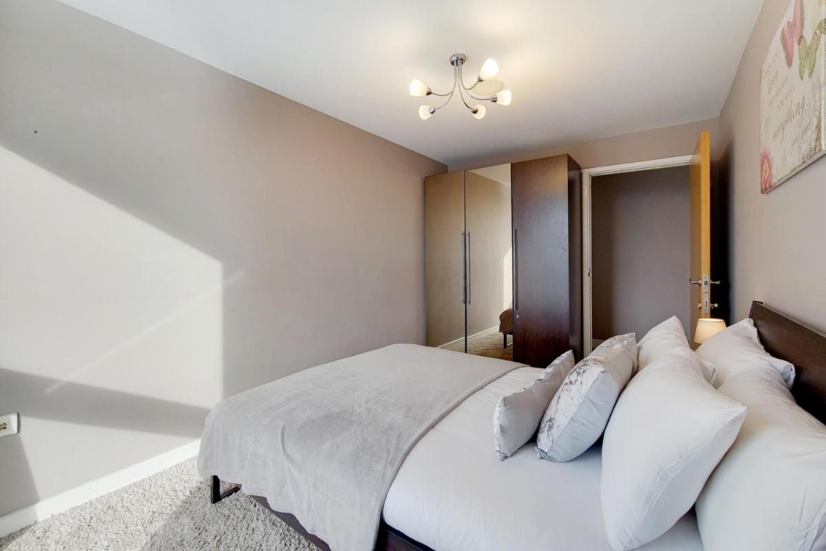 Deluxe three bedroom Apartment by London ExCeL Stays - Housity
