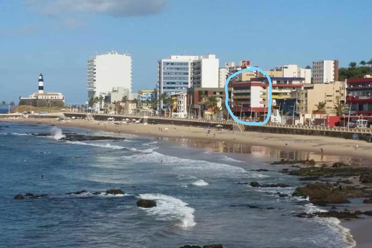 Farol Barra Flat. Vista Mar no Circuito do Carnaval . Em frente a praia. - Housity