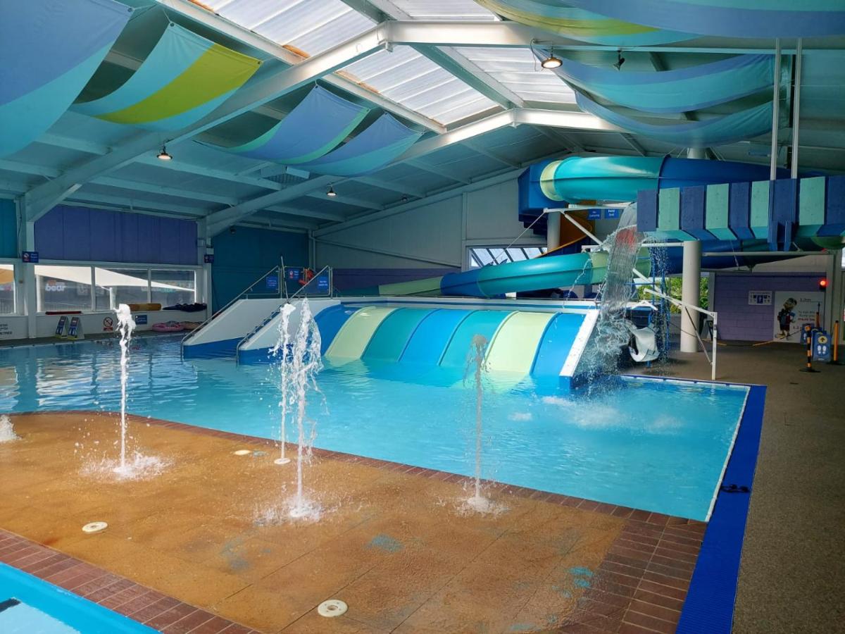 Impeccable 3-Bed Lodge at Cayton Bay Holiday Park - Housity