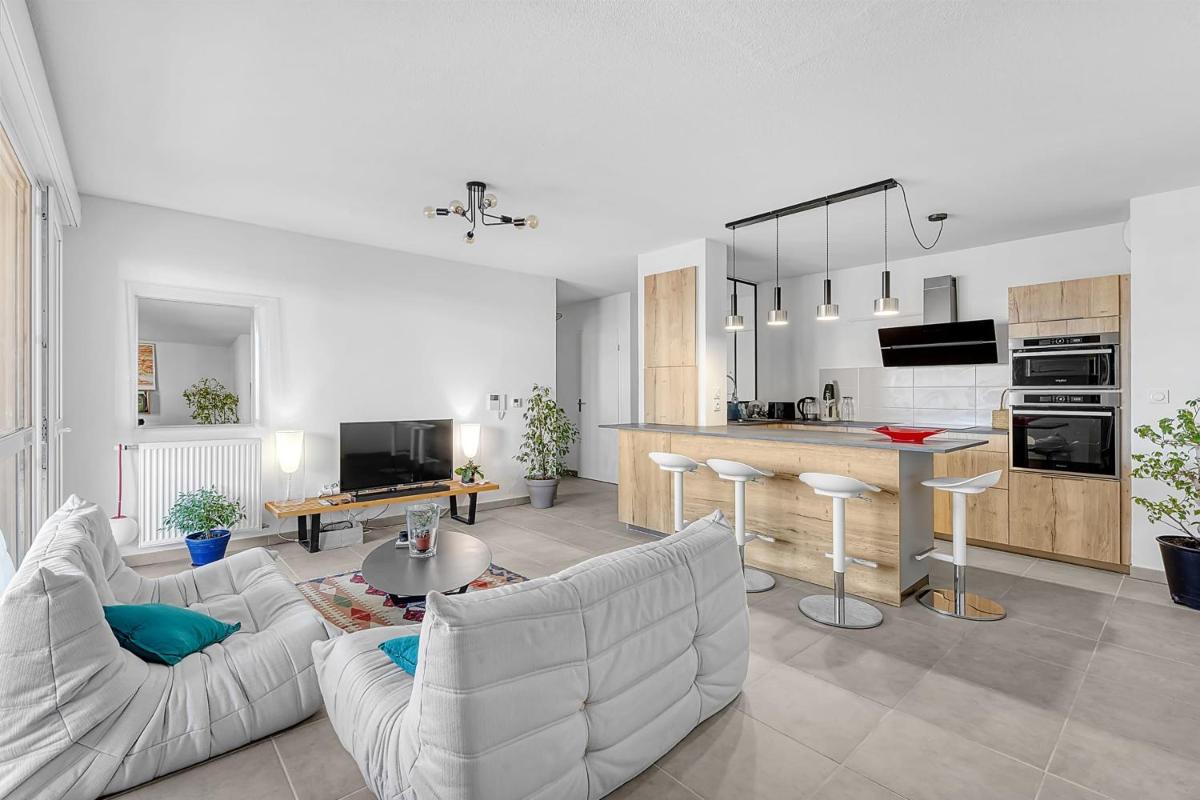 Beautiful And Spacious Apt At 19 Min From Downtown - Housity