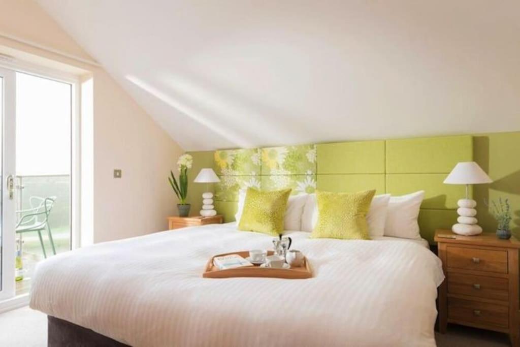 Herons House Sleeps 12, heated Pool, hot tub, sauna, games room 5 Star! - Housity