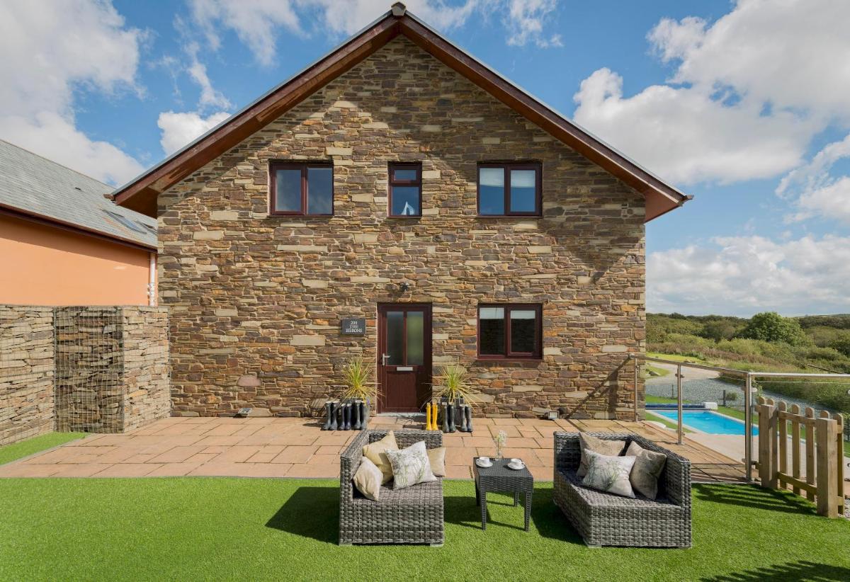 Herons House Sleeps 12, heated Pool, hot tub, sauna, games room 5 Star! - Housity