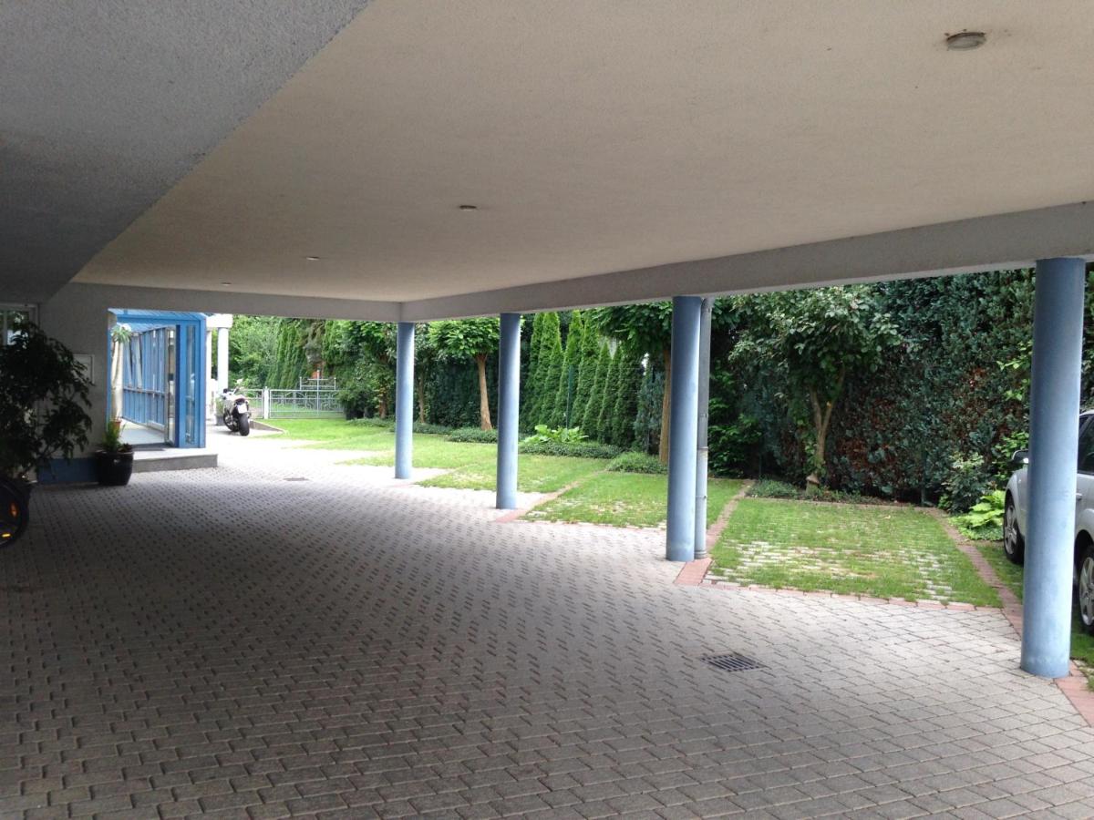 ein leeres Gebäude mit Säulen in einem Hof in der Unterkunft Hotel Astra Rastatt in Rastatt