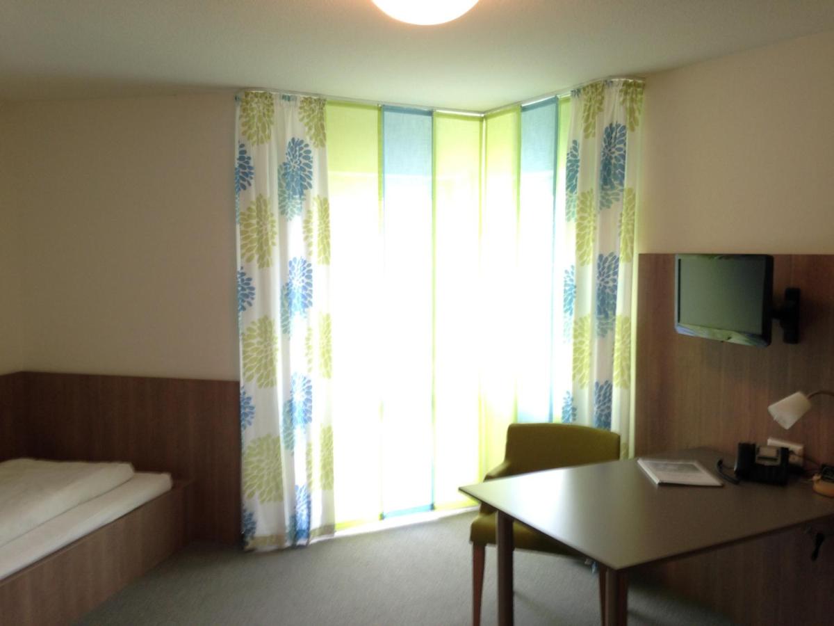 Ein Bett oder Betten in einem Zimmer der Unterkunft Hotel Astra Rastatt