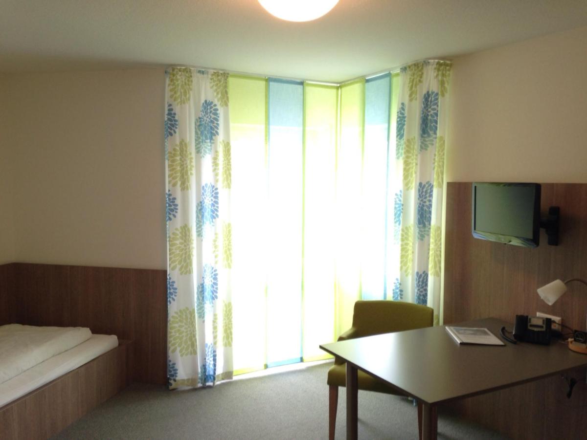 Ein Bett oder Betten in einem Zimmer der Unterkunft Hotel Astra Rastatt