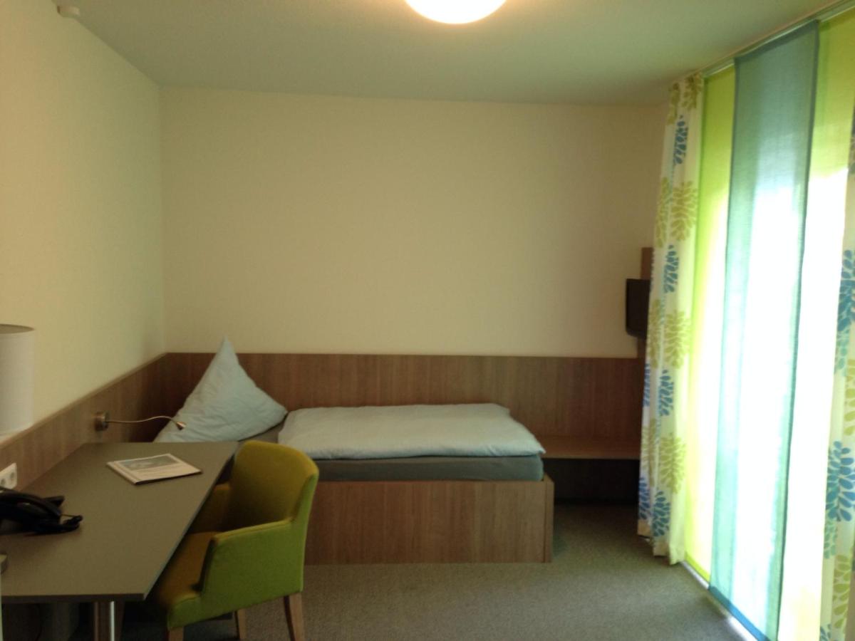 Ein Bett oder Betten in einem Zimmer der Unterkunft Hotel Astra Rastatt