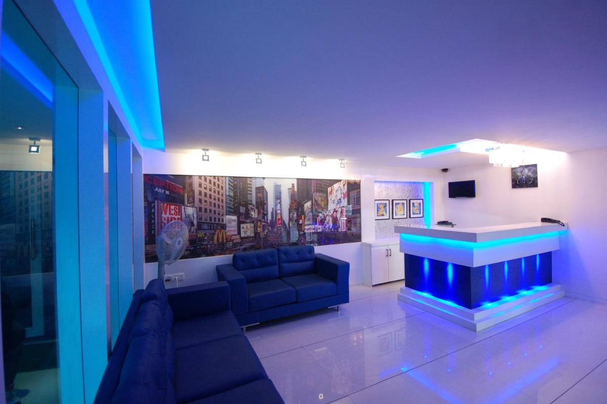 Hotel Ambassador - Housity