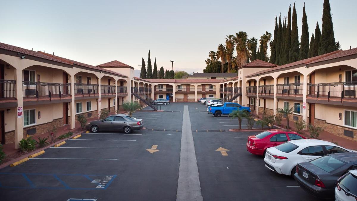Travelodge Inn &amp; Suites by Wyndham West Covina - Housity
