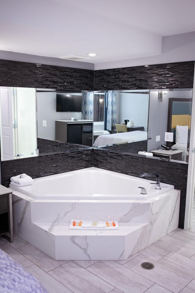 Travelodge Inn & Suites by Wyndham West Covina - Housity