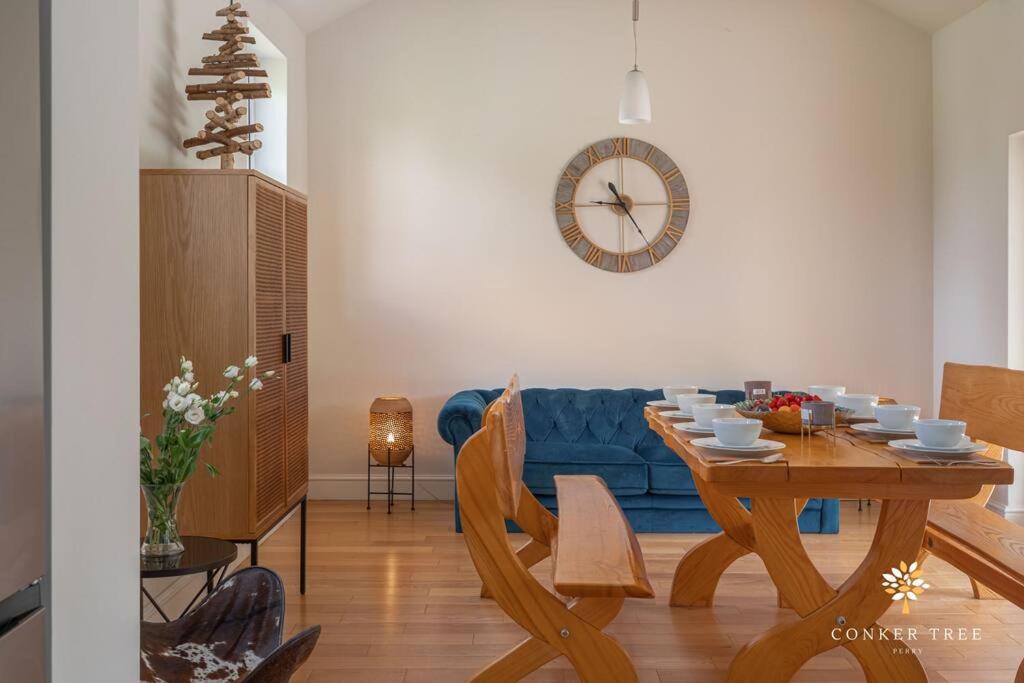 Conker Tree House - Housity