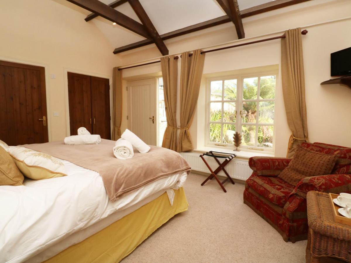 Tregoninny Vineyard and Woodland Farmhouse - Housity