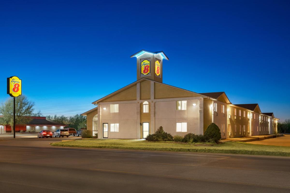 Super 8 by Wyndham Liberal KS - Housity