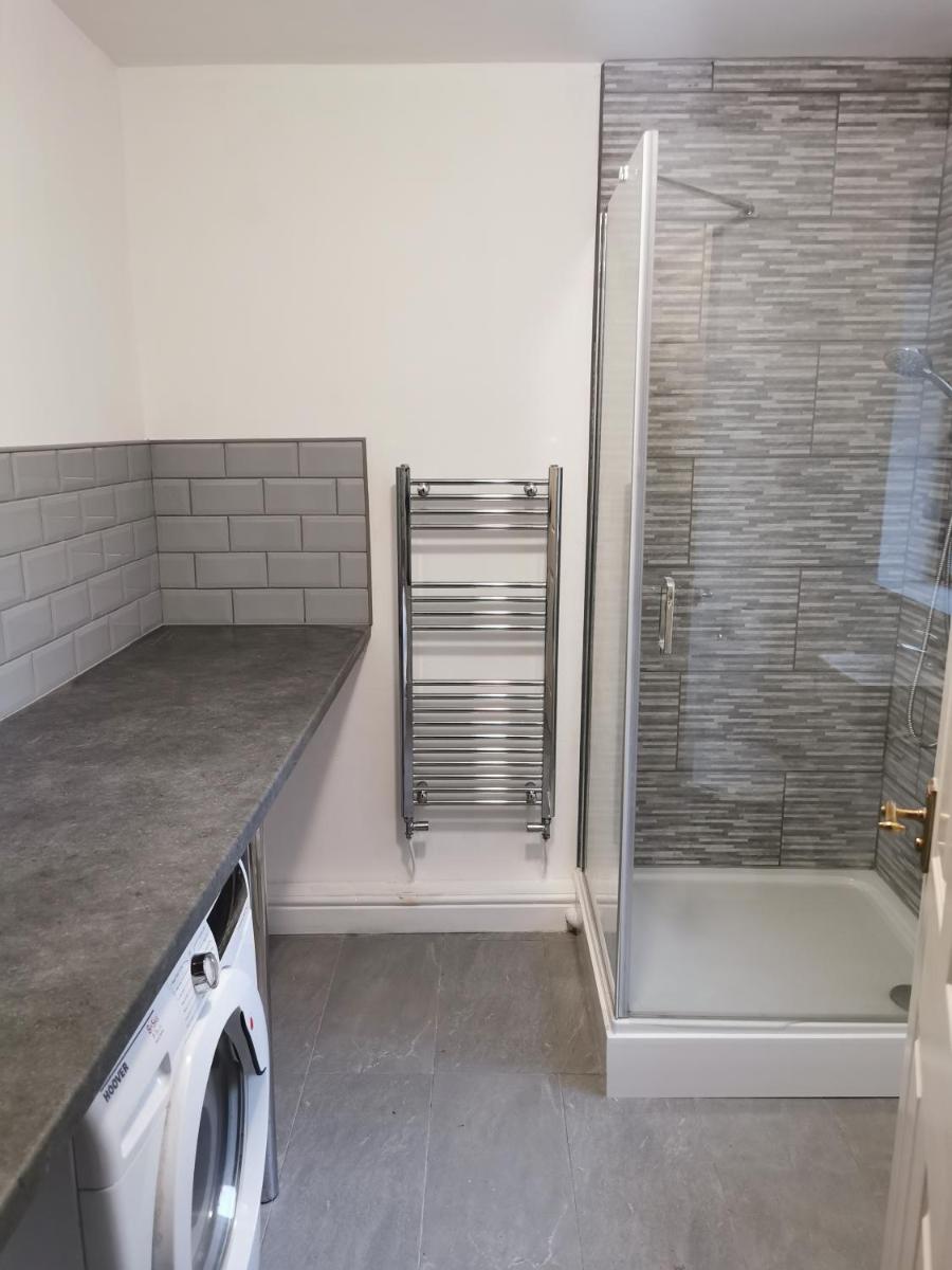 Parkside House 3 bedroom 2 bathroom. parking. - Housity