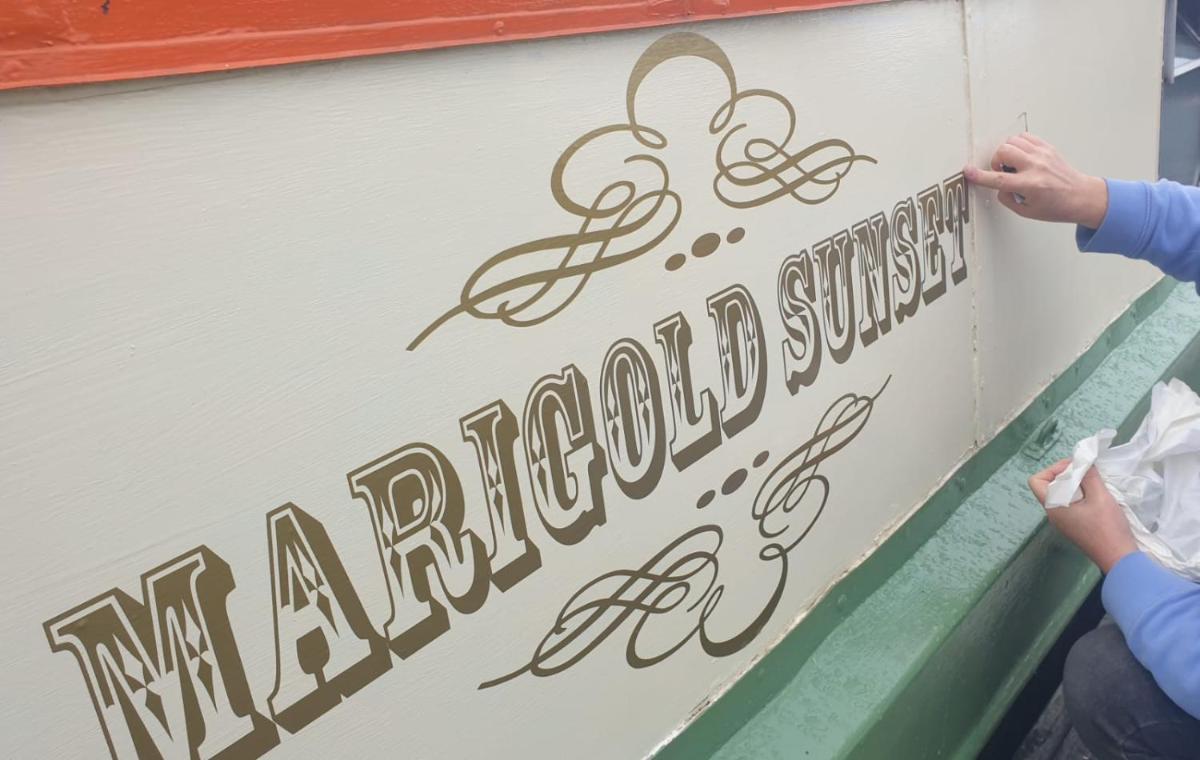 NEW 2022! Fixed stay characterful narrowboat at the Kelpies, Marigold Sunset - Housity