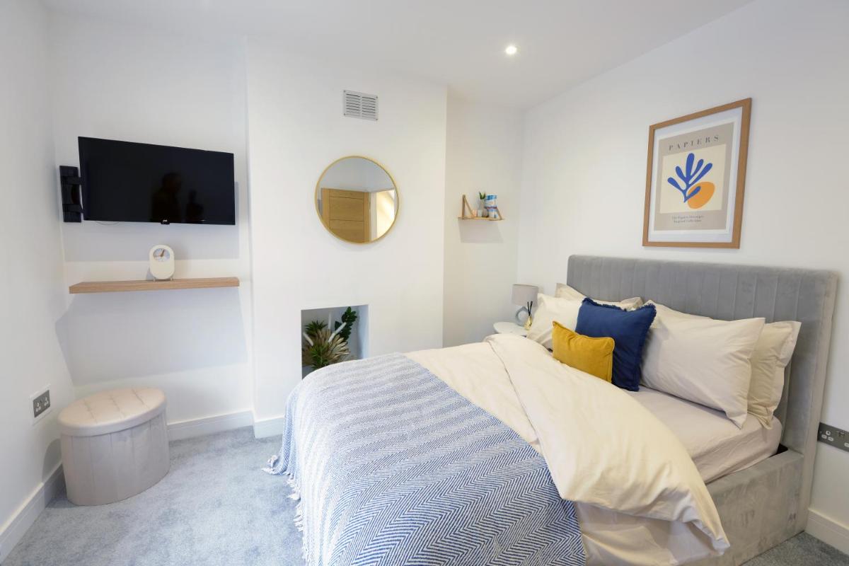 Outstanding modernised 3/4 double bedroomed house - Housity