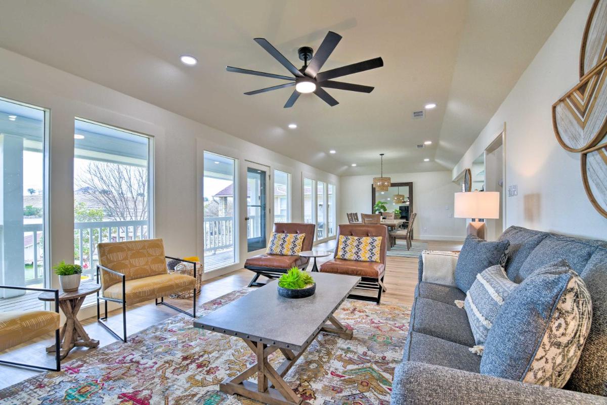 Lake Dayz Granbury Retreat with Private Dock! - Housity