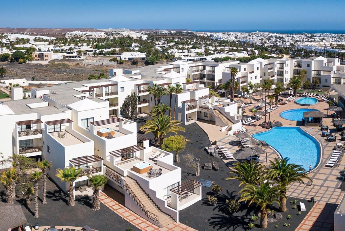 Una vista aérea de un complejo turístico con piscina. en LANZAROTE PRIME SPORTS by Vitalclass Lanzarote Resort, en Costa Teguise