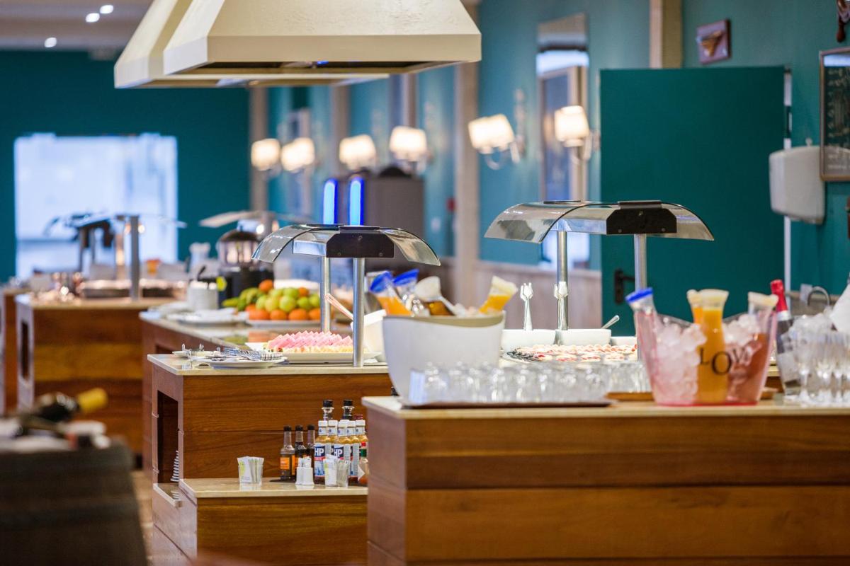 una línea de buffet con platos de comida y bebida en LANZAROTE PRIME SPORTS by Vitalclass Lanzarote Resort, en Costa Teguise