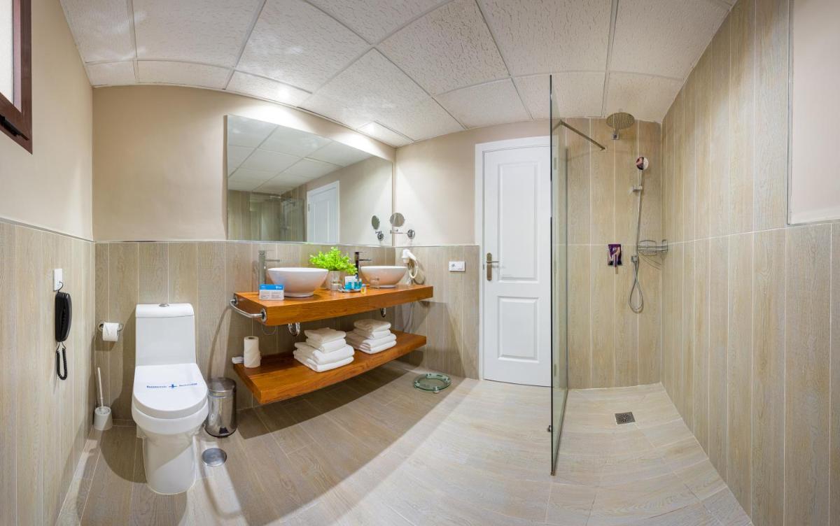 Un baño con ducha, inodoro y lavabo. en LANZAROTE PRIME SPORTS by Vitalclass Lanzarote Resort, en Costa Teguise