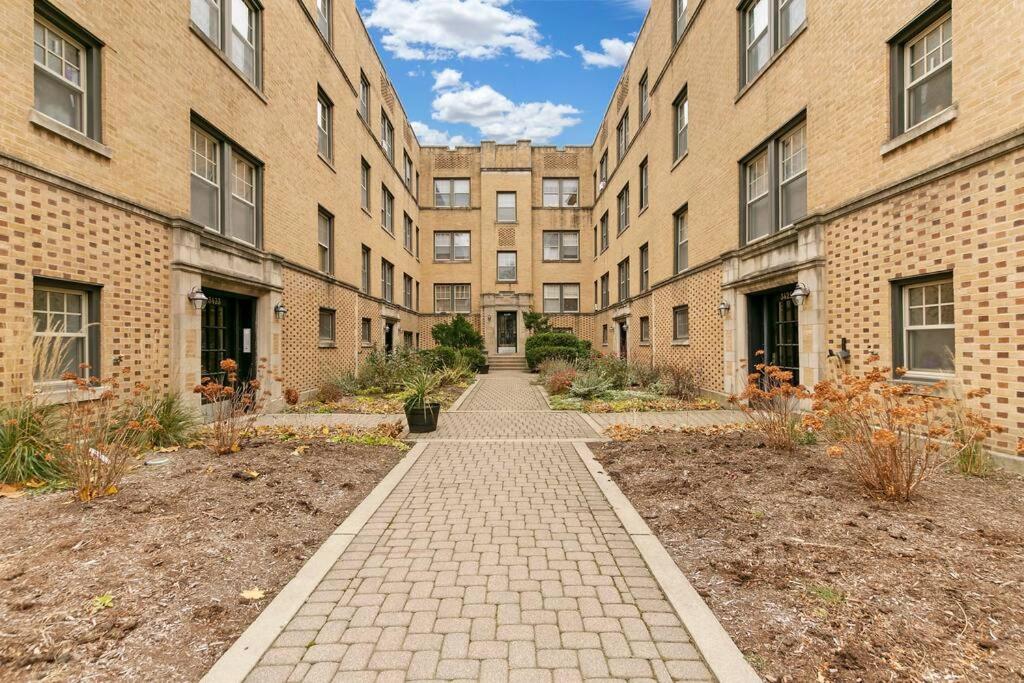 1BR Beautifully Furnished Apt with King-sized Bed - Marshfield W2 - Housity