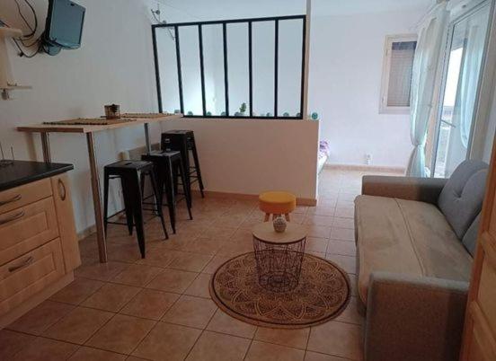 bel appartement situé au bout du port - Housity